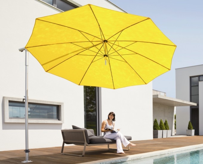 Wprowadź na swój taras nieco koloru za pomocą minimalistycznego parasola w intensywnie żółtym, radosnym odcieniu 